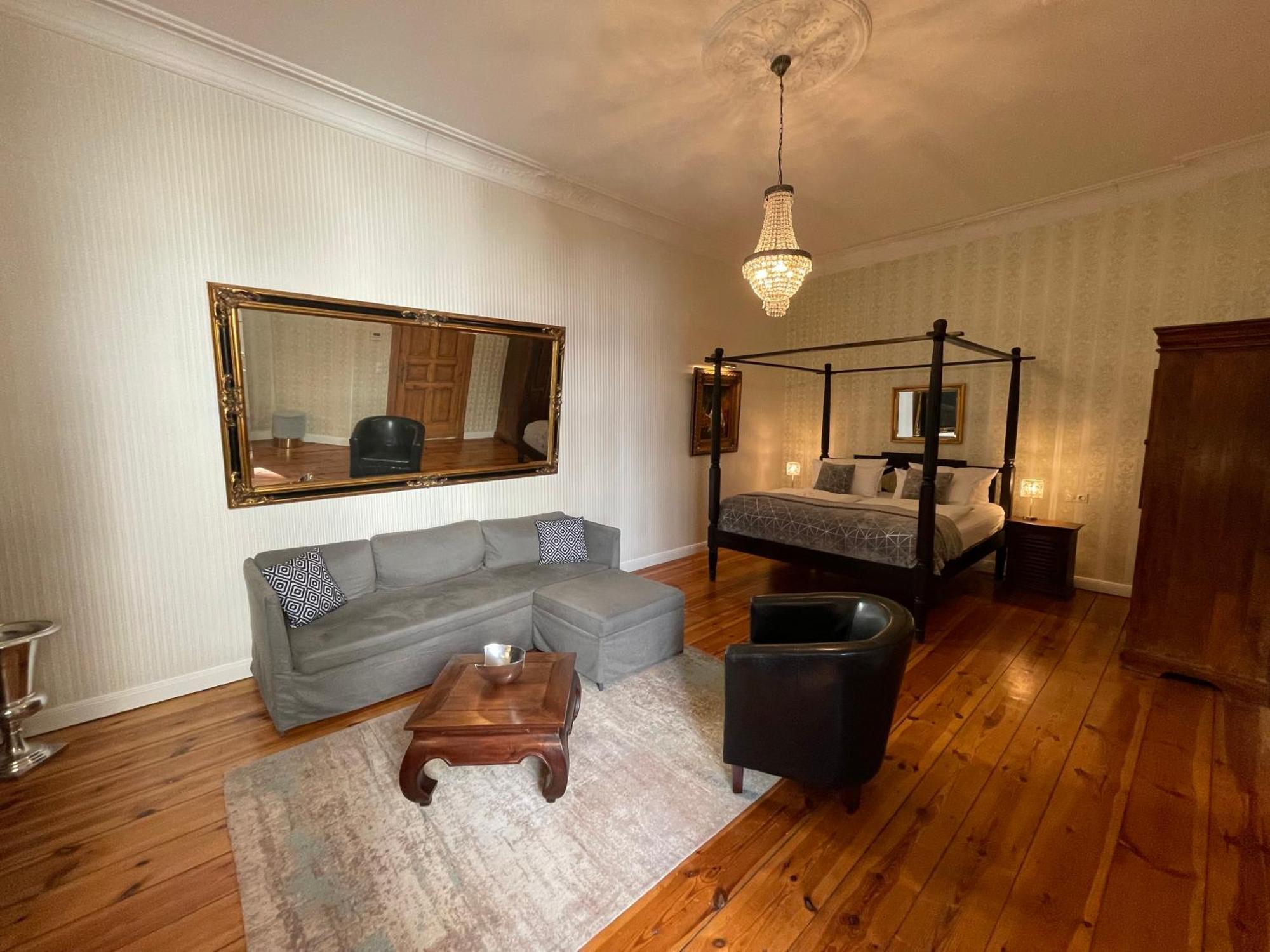 One-Bedroom Apartment,1558114666:JPEG